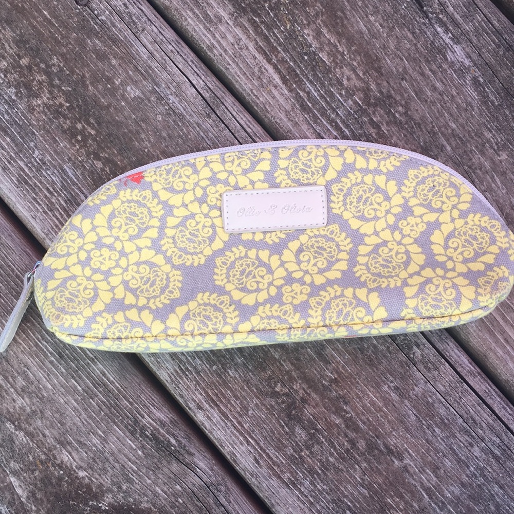Ollie & Olivia makeup pouch